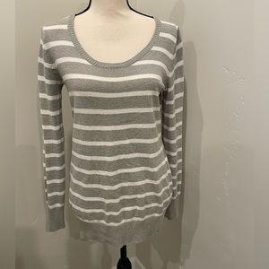 Women’s Gray & White stripped sweater top, size 8 ( Medium). EUC.